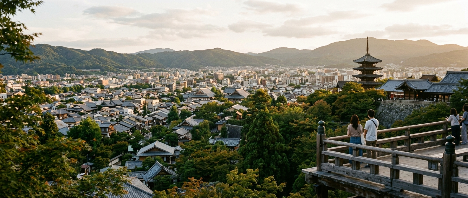 Vista panorámica de Kioto rodeada de montañas con una pagoda, la geografía y los grandes distritos